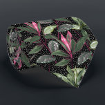 Tropische warmroze bloemen en bladeren Stippen op  Stropdas<br><div class="desc">Leg een verklaring af! Een modern patroon van roze exotische bloemen, planten, en stippen zwarte achtergrond, deze mannen stropdas is gaaf voor de kantoor, een nacht op het stropdas van de stad, een bruiloft, het stropdas van de bruidegom, het stropdas van de groomsmen of als geschenk aan je man, vader,...</div>