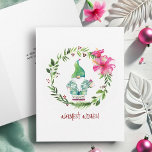 Tropische Waterverf Kaarten<br><div class="desc">Deze unieke tropische kerstkaart voor kerst 2024 is voorzien van een schattige waterverf vakantiekabouter gekleed in een tropisch patterend shirt en een lang pet in Santa-stijl, genesteld in een boerenkrans van weelderig groen en rode bessen op een frisse witte achtergrond. De woorden "Warmste wensen" verschijnen in modern, handgeschreven schrift voor...</div>