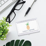 Tropische Waterverf Pineappel Aangepast Visitekaarthouder<br><div class="desc">In het ontwerp is een ananassenillustratie opgenomen,  het traditionele symbool van de gastvrijheid,  in  waterverven. Pas aan met een naam of een tekst van uw keus. Coördinatie van accessoires,  inclusief bijbehorende visitekaartjes,  die in onze winkel verkrijgbaar zijn!</div>