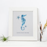 Tropische Waterverf Seahorse Motivatie Poster<br><div class="desc">Een inspirerend poster in kuststijl voor slaapkamers, thuis kantoor en woongebieden in je strandhuis. Deze afdruk is voorzien van mijn oorspronkelijke hand, geschilderd waterverf zeepaard en zeester in schaduwblauw met mijn citaat "Wees niet bang om diep te duiken", dat in de moderne sans serif typografie is geplaatst. Personaliseer je om...</div>