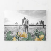 Tropische witte marmeren gele papegaai koppel brui drieluik uitnodiging (Cover)