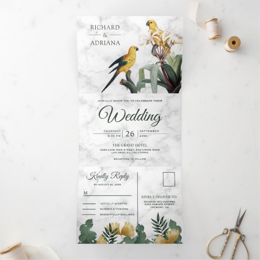 Tropische witte marmeren gele papegaai koppel brui drieluik uitnodiging (Binnen)