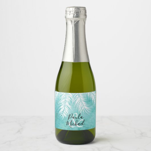 Tropische witte palmschijfjes op Turquoise Mini Sparkling Wijnetiket (Voorkant)