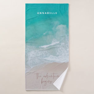 tropische zandstrandoceaan het avontuur begint badhanddoek