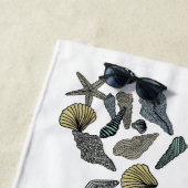 Tropische zeeschelpen op een strand strandlaken (In situ)