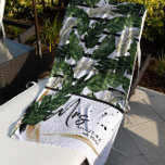 Tropische zomergroen | Mrs Brushed Script Strandlaken<br><div class="desc">Deze stijlvolle strandhanddoek zegt "Mrs." in trendy geborsteld script-typografie met een duw tropisch foliage en zwarte verfachtergrond. Voeg uw achternaam toe voor een meer persoonlijke aanraking. Voeg uw douanetekst aan dit ontwerp toe door de "Edit this design sjabloon"vakjes op de rechterkant van het punt te gebruiken, of de blauwe "pas...</div>