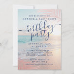 Tropische Zonnebakroze Birthday Party Kaart<br><div class="desc">Een verbluffende chic roze en turquoise aqua blauw oceanstrand zonsondergang met roos goudpalmblauw en wazige verloopbekledingsachtergrond op een zomerdaguitnodiging voor het thema verjaardagsdag. Alle formuleringen kunnen worden gewijzigd om te werken voor elke verjaardag of viering van de leeftijd en er is ruimte op de achterkant voor optionele informatie over auto's,...</div>