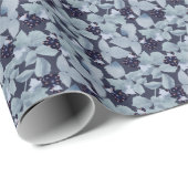 Trossen van zwarte bes, bleke bladeren op grijs cadeaupapier (Rol Hoek)