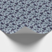 Trossen zwarte bes, bleke bladeren op grijs cadeaupapier (Hoek)