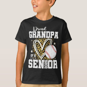 Trote opa van een afgestudeerde honkbal senior in t-shirt