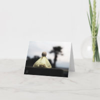 Trots Houten poppetje op catwalk in geel jurkje.