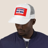 TROTS LID VAN DE ENORME RECHTSE SAMENZWERING TRUCKER PET (In situ)