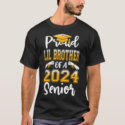 Trots Lil Brother van een senior Afstuderen 2024 T-shirt (Voorkant)