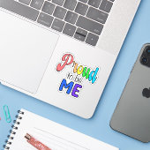 "Trots om mij te zijn" Rainbow Text Sticker (Laptop met iPhone)