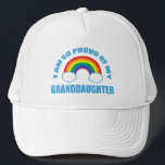 Trots op mijn kleindochter Rainbow Trucker Pet<br><div class="desc">Ik ben zo trots op mijn kleindochter pet voor gay pride grootouders om naar een gay pride festival of parade te draag. Geweldig cadeau voor een trotse LGBTQ opa of oma van een lesbienne.</div>