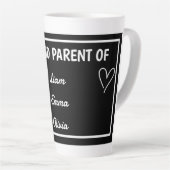 Trots op ouders met aangepaste namen latte mok (Rechterhoek)