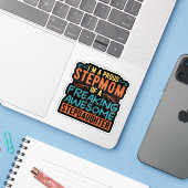 Trots Stiefmoeder Stiefdochter Citaat Cadeau Sticker (Laptop met iPhone)