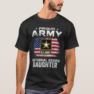 Trotse Army National Guard dochter met Amerikaanse T-shirt