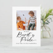 Trotse grootouder hartverwarmende kleinkind moment feestdagenkaart (Staand voorkant)