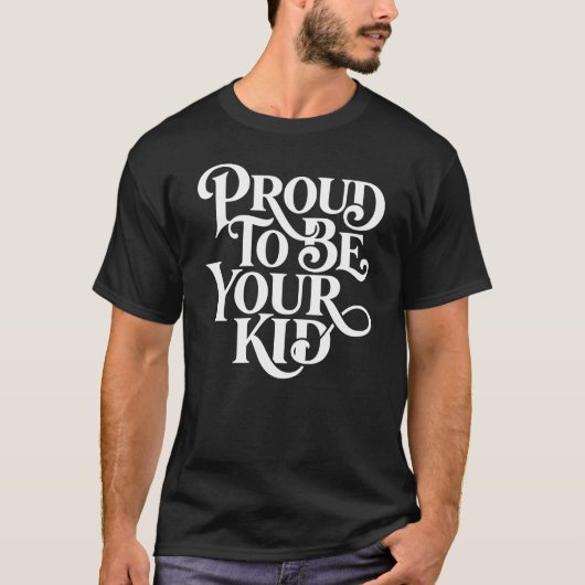 Trotse Kind – Decoratieve Serif Stack T-shirt (Voorkant)