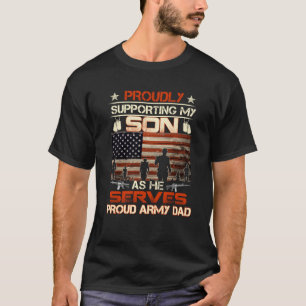 Trotse legervader die mijn zoon steunt terwijl hij t-shirt
