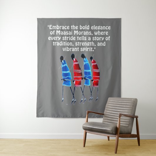 Trotse Maasai Morans: Striding Tall in blauw en ro Wandkleed (In situ)