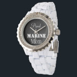 Trotse Marine Moeder Horloge<br><div class="desc">Gefeliciteerd je bent een marinier moeder, je hebt een zoon of dochter in het United States Marine Corps die afgestudeerd zijn boot kamp en je bent officieel een moeder van een marinier. Je bent patriottisch en houdt van opscheppen over het USMC en het leger. Dus draag dit witte bling horloge...</div>