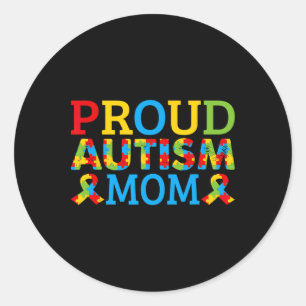 Trotse moeder draagt gekleurde puzzelstukjes voor ronde sticker