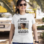 Trotse moeder van een Afstuderen 2025 T-shirt<br><div class="desc">Trots op het succes van de prestaties van je kind! Vervolgens show ze hoe trots je bent met deze gepersonaliseerde afstuderen ceremonie t-shirts met een foto van uw kind,  de tekst "trotse moeder van een 2025 afstuderen",  hun naam,  en de middelbare school / college.</div>