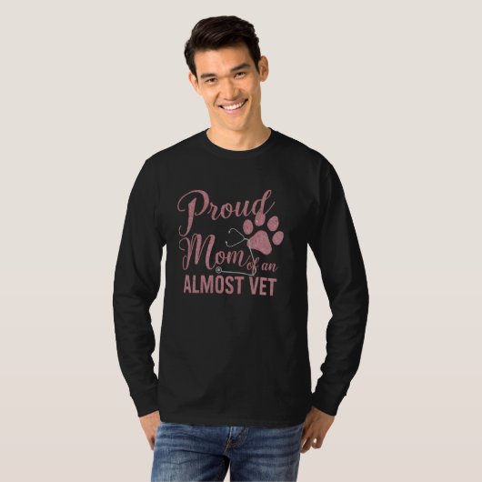 Trotse moeder van een bijna dierenartsopleiding t-shirt (Voorkant volledig)
