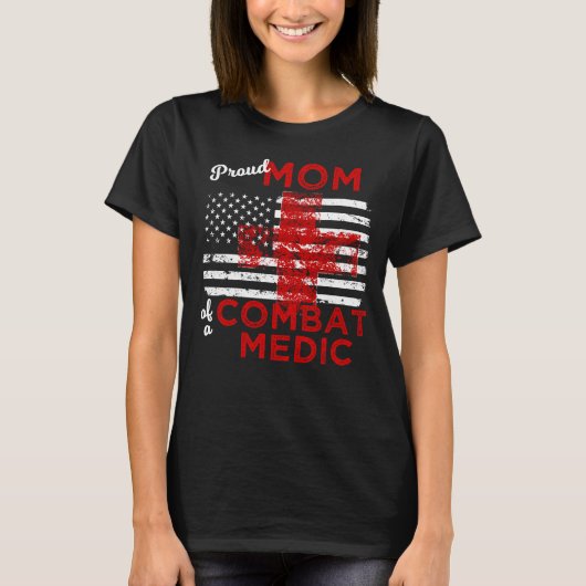 Trotse moeder van een Combat Medic Distress Flag T-shirt (Voorkant)