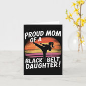 Trotse moeder van een zwarte band dochter 13 kaart (Gele Bloem)