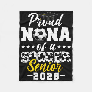 Trotse Nana van een voetbal senior 2026 afstudeerc Fleece Deken