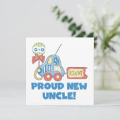 Trotse nieuwe oom auto het is een jongen cadeaus aankondiging (Staand voorkant)