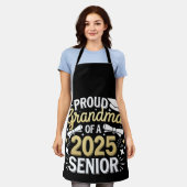 Trotse oma van een afgestudeerde in 2025 afstudere schort (Gedragen)