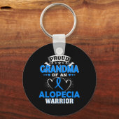TROTSE OMA VAN EEN ALOPECIA KRIJGER SLEUTELHANGER (Voorkant)