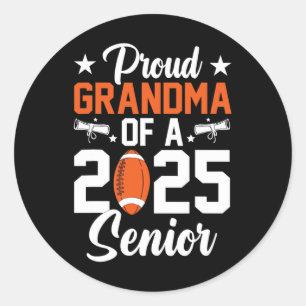 Trotse oma van een voetbal senior 2025 Afstuderen Ronde Sticker