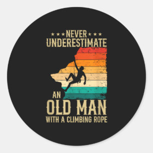 Trotse oude man met een klimtouw vaderdag ronde sticker