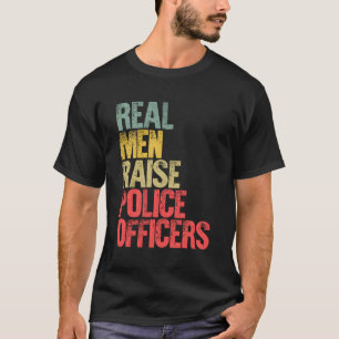 Trotse papa heft echte politieagenten op t-shirt