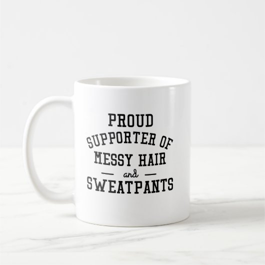 trotse supporter van rommelige haar en zweetbroek koffiemok (Links)