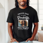 Trotse vader van een 2025 Afstuderen Black Custom  T-shirt<br><div class="desc">Stijlvol zwart "Proud Dad of a 2025 Afstuderen" afstuderen t-shirt ontwerp is voorzien van een foto van het afstudeerder ingelijst in het wit met eenvoudige en klassieke naam, klassejaar, en school naam formulering die kan worden gepersonaliseerd voor elk gezinslid. Shirt kleuren en stijl kunnen worden aangepast om te coördineren met...</div>