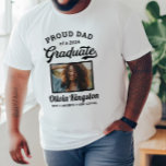 Trotse vader van een 2025 Afstuderen witte aangepa T-shirt<br><div class="desc">Stijlvol wit "Proud Dad of a 2025 Afstuderen" afstuderen t-shirt ontwerp is voorzien van een foto van het afstudeerder omlijst in zwart met eenvoudige en klassieke naam, klassejaar, en school naam formulering die kan worden gepersonaliseerd voor elk gezinslid. Shirt kleuren en stijl kunnen worden aangepast om te coördineren met school...</div>