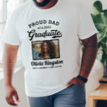 Trotse vader van een 2025 Afstuderen witte aangepa T-shirt<br><div class="desc">Stijlvol wit "Proud Dad of a 2025 Afstuderen" afstuderen t-shirt ontwerp is voorzien van een foto van het afstudeerder omlijst in zwart met eenvoudige en klassieke naam, klassejaar, en school naam formulering die kan worden gepersonaliseerd voor elk gezinslid. Shirt kleuren en stijl kunnen worden aangepast om te coördineren met school...</div>