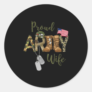 Trotse vrouw van een militair met hondenpenning en ronde sticker