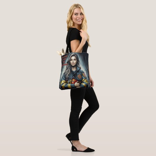 Trotse zus van een brandweerrobotica tote bag (Op model)