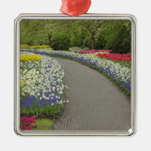 Trottoirpad door tulpen en narcissen, 2 metalen ornament