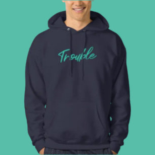 Trouble Script Hoodie – Knus Met Een Beetje Pit