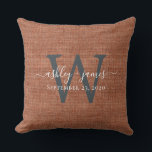 Trousseau Huwelijk Terracotta Linnen Monogram Kussen<br><div class="desc">Landelijke en moderne huwelijksherinnering terracotta geweven linnen effect kussen met uw tekst in witte chic handgeschreven kalligrafie en uw monogram in off-zwarte stijlvolle typografie. Voeg eenvoudig uw namen, monogram en huwelijksdatum toe. Geweldig cadeau voor een pasgetrouwd stel. Exclusief ontworpen voor u door Happy Dolphin Studio. Als u hulp nodig heeft...</div>