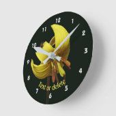 Trout Lily And Firefly Floral Personalized Ronde Klok (Hoek)