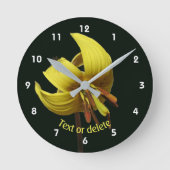 Trout Lily And Firefly Floral Personalized Ronde Klok (Voorkant)